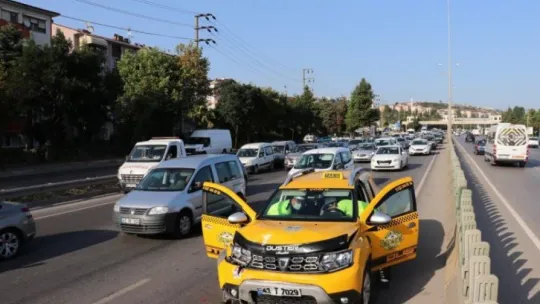 Ticari taksi ile otomobil çarpıştı: 2 yaralı!