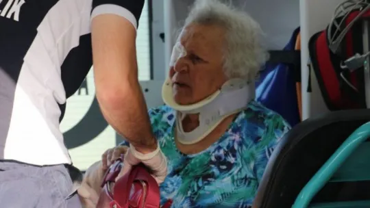 Ticari taksi ile otomobil çarpıştı: 2 yaralı!