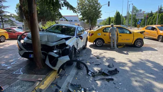 Ticari taksi ile otomobil çarpıştı: 2 yaralı