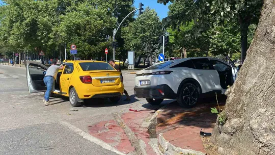 Ticari taksi ile otomobil çarpıştı: 2 yaralı