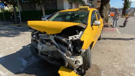 Ticari taksi ile otomobil çarpıştı: 2 yaralı