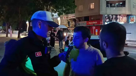 Ticari taksi ile otomobil kavşakta çarpıştı