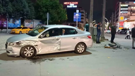 Ticari taksi ile otomobil kavşakta çarpıştı