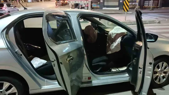 Ticari taksi ile otomobil kavşakta çarpıştı