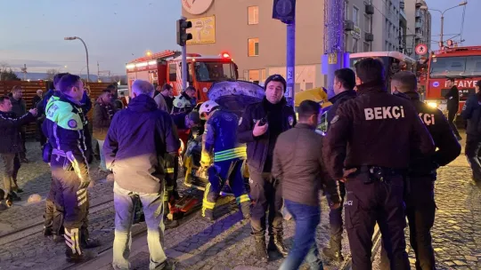 Ticari taksi ile tramvay çarpıştı!