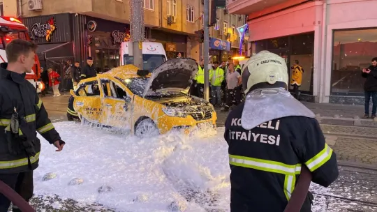 Ticari taksi ile tramvay çarpıştı!