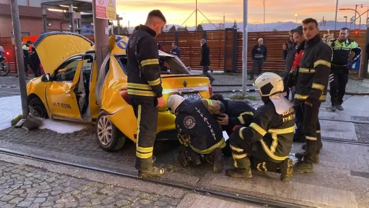 Ticari taksi ile tramvay çarpıştı!