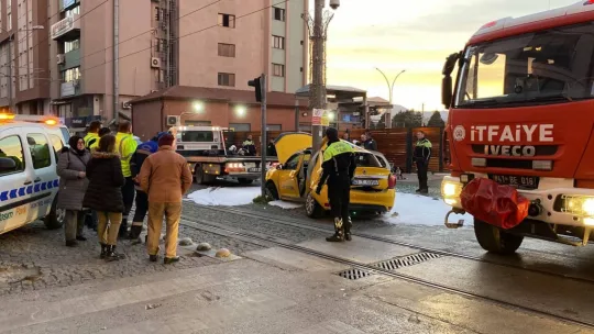 Ticari taksi ile tramvay çarpıştı!