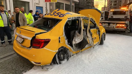 Ticari taksi ile tramvay çarpıştı!