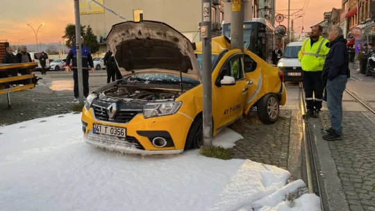 Ticari taksi ile tramvay çarpıştı!