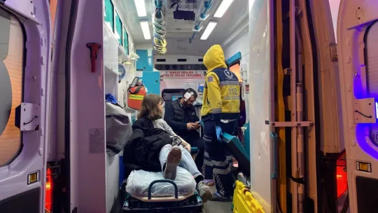 Ticari taksi ile tramvay çarpıştı!