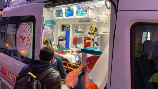 Ticari taksi ile tramvay çarpıştı!
