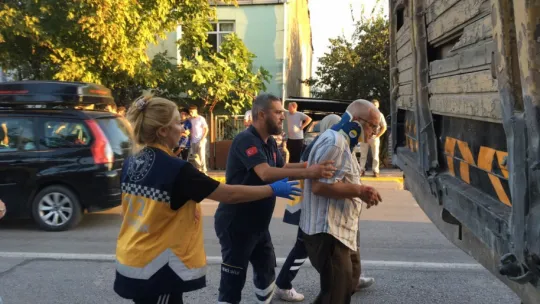 Ticari taksi kamyona arkadan çarptı: 1 yaralı