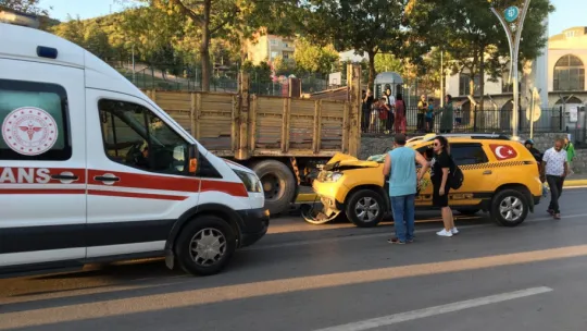 Ticari taksi kamyona arkadan çarptı: 1 yaralı