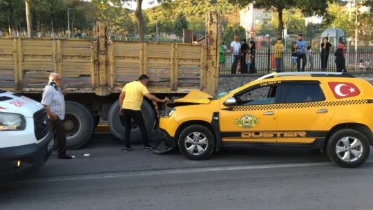 Ticari taksi kamyona arkadan çarptı: 1 yaralı