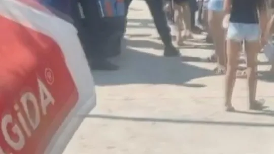 Tıklım tıklım olan plajda bir garip kavga