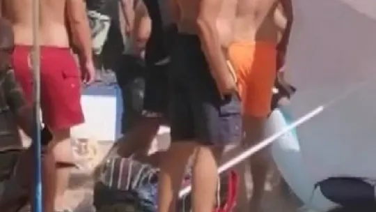 Tıklım tıklım olan plajda bir garip kavga