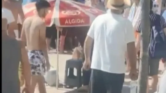 Tıklım tıklım olan plajda bir garip kavga