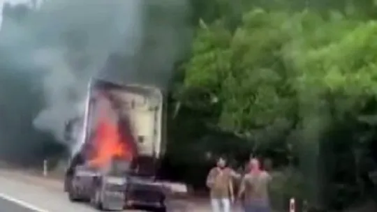 Tır alevlere teslim oldu