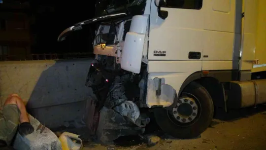Tır bariyerlere çarparak durabildi