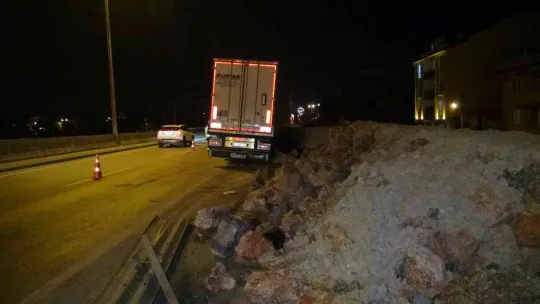 Tır bariyerlere çarparak durabildi