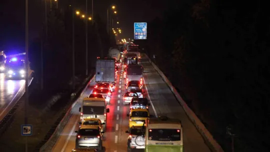 Tır bariyerlere çarparak durabildi