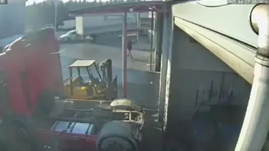 Tır, dorsesine takılı kalan otomobili metrelerce sürükledi