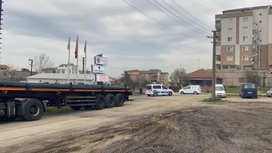 Tır garajında bıçaklandı