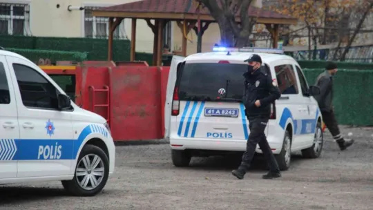 Tır garajında bıçaklandı