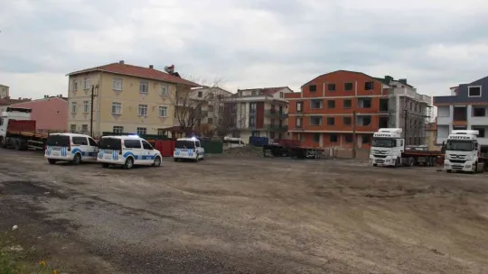Tır garajında bıçaklandı