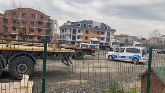 Tır garajında bıçaklandı