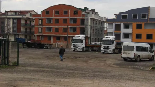 Tır garajında bıçaklandı