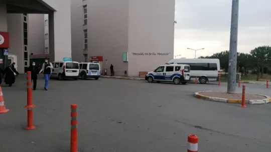 Tır garajında bıçaklandı