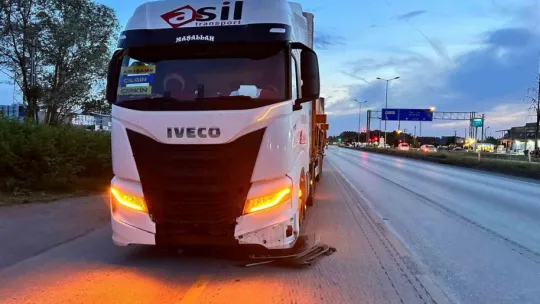 Tır ile motosiklet çarpıştı