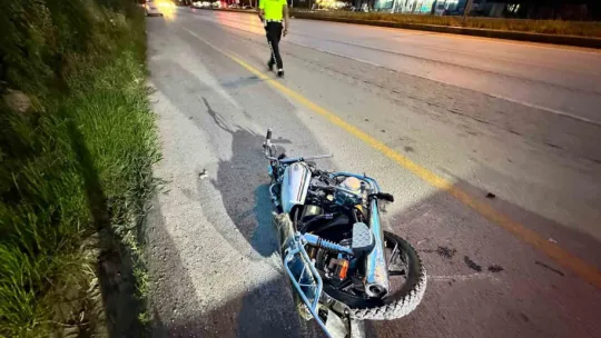 Tır ile motosiklet çarpıştı