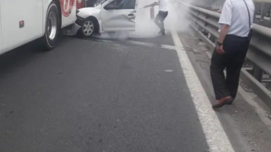 Tır ile otobüsün arasında kalan otomobilden sağ çıktı