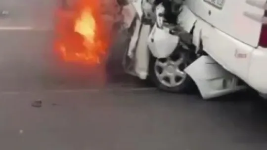 Tır ile otobüsün arasında kalan otomobilden sağ çıktı