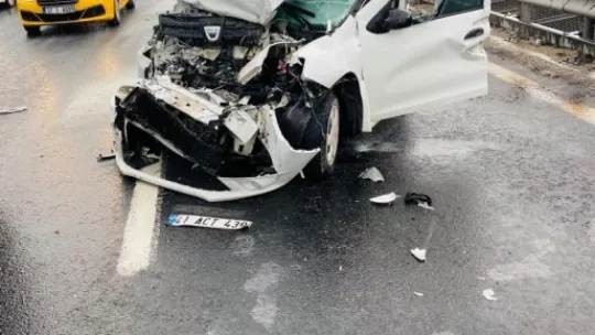 Tır ile otobüsün arasında kalan otomobilden sağ çıktı