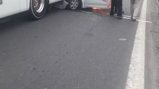 Tır ile otobüsün arasında kalan otomobilden sağ çıktı