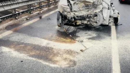 Tır ile otobüsün arasında kalan otomobilden sağ çıktı