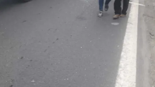 Tır ile otobüsün arasında kalan otomobilden sağ çıktı