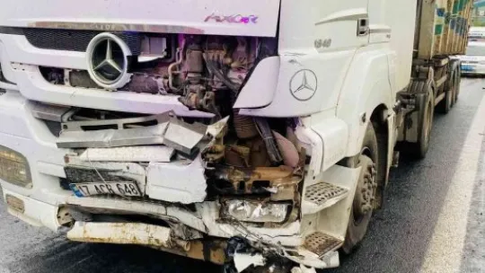 Tır ile otobüsün arasında kalan otomobilden sağ çıktı