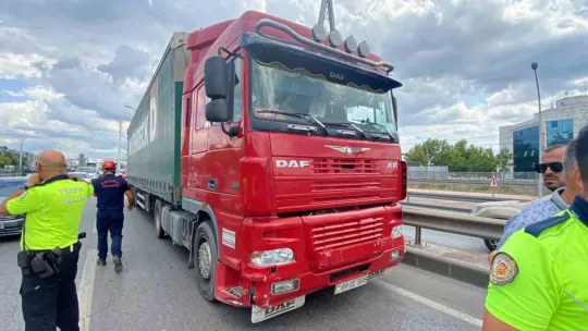 Tır ile otomobil çarpıştı