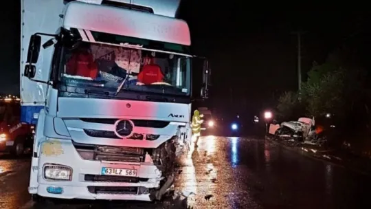 Tır ile otomobil kafa kafaya çarpıştı: 1 ölü!