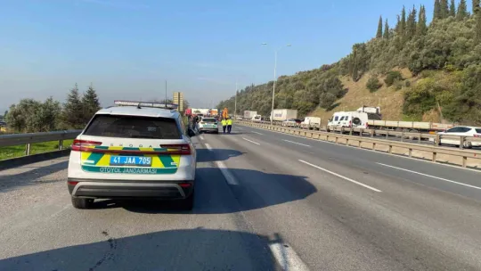 Tır kazası TEM'i kilitledi