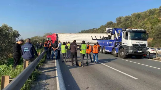 Tır kazası TEM'i kilitledi