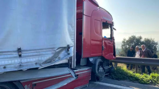 Tır kazası TEM'i kilitledi