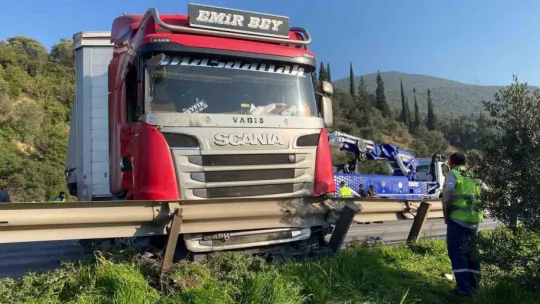 Tır kazası TEM'i kilitledi