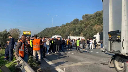 Tır kazası TEM'i kilitledi