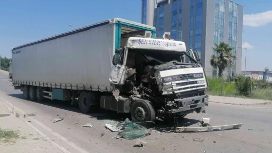 Tır kazasından burnu bile kanamadan kurtuldu